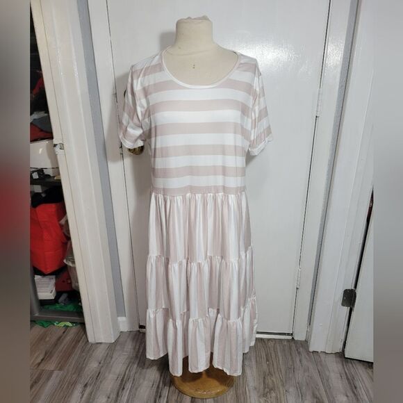 Plus size Tiered and striped dress - Picture 2 of 8